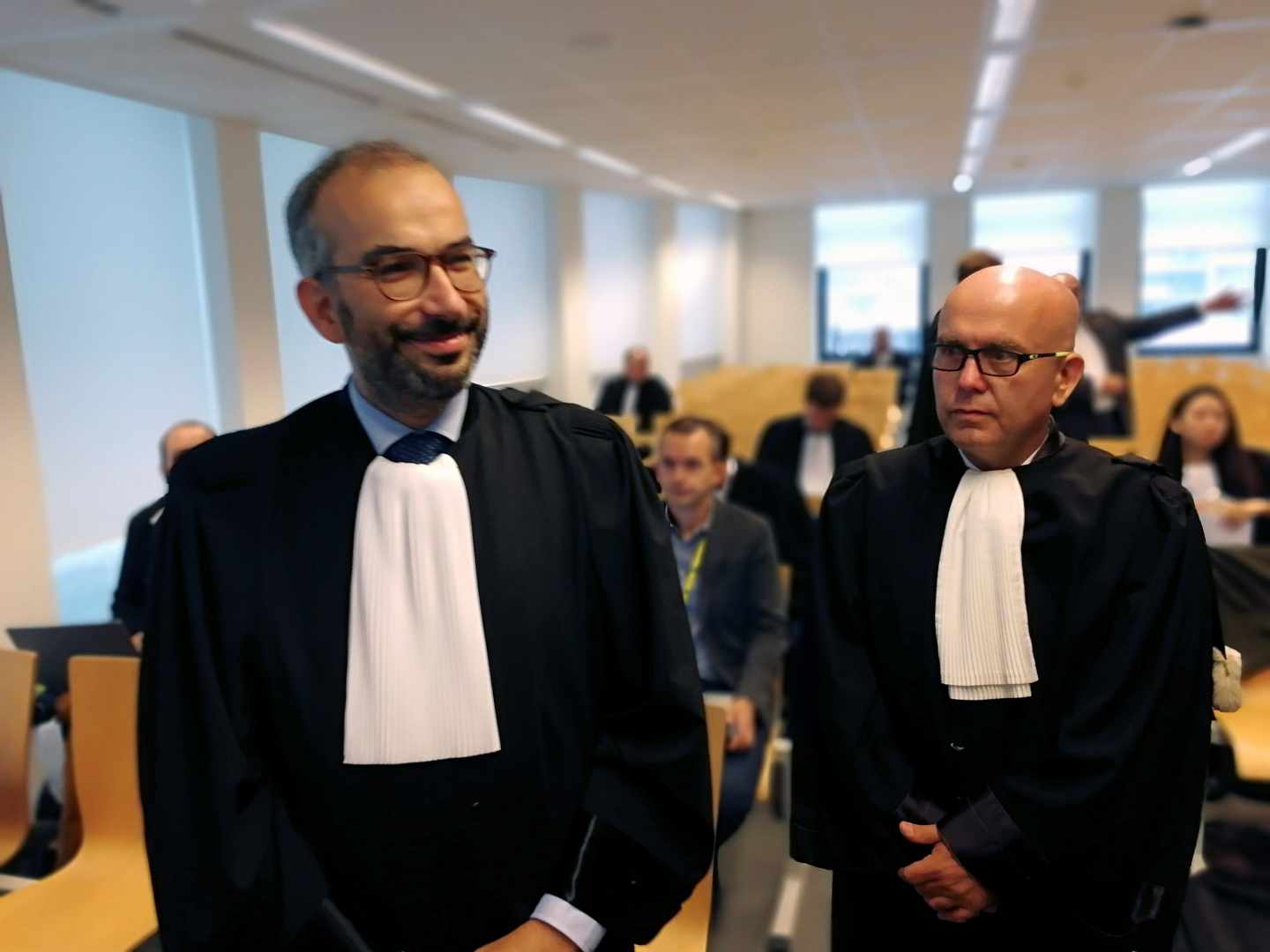 El abogado del juez Llarena, Hackim Boularbah, y Gonzalo Boye, en el Juzgado de Bruselas.