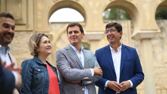El presidente de Ciudadanos, Albert Rivera (c), y el líder de esta formación en Andalucía, Juan Marín (d), acompañados por Marta Rivera (i), durante su visita hoy al al complejo de Medina Azahara en Córdoba.