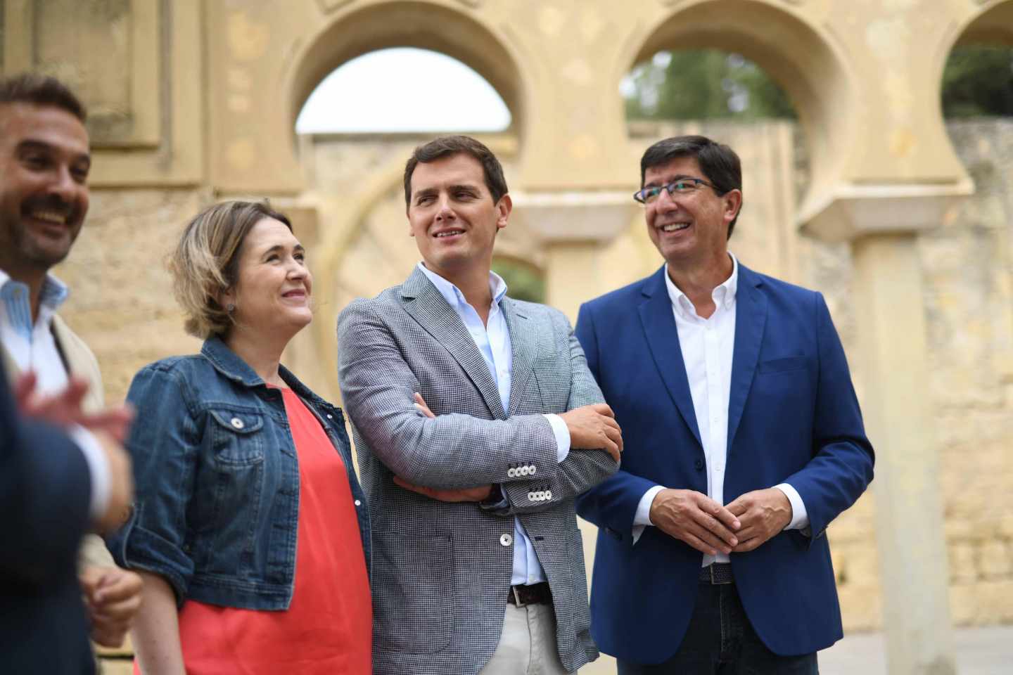 El presidente de Ciudadanos, Albert Rivera (c), y el líder de esta formación en Andalucía, Juan Marín (d), acompañados por Marta Rivera (i), durante su visita hoy al al complejo de Medina Azahara en Córdoba.