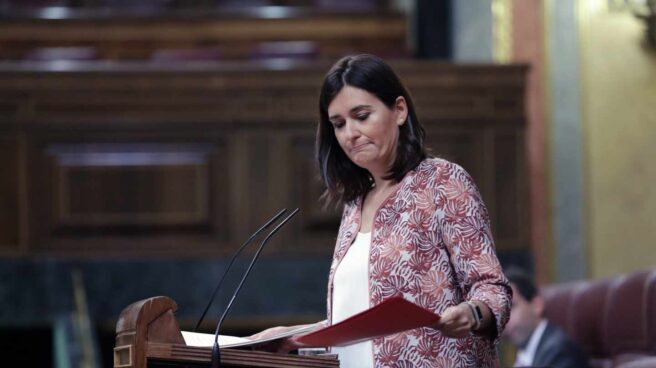 La falta de respuestas de la ministra Montón sobre su máster la acerca al precipicio