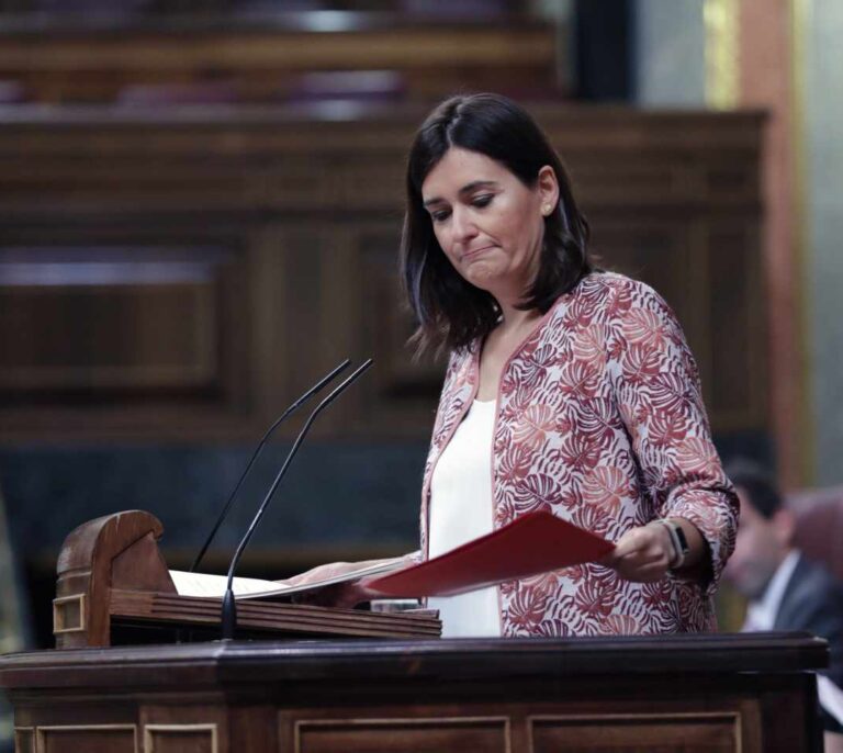 La falta de respuestas de la ministra Montón sobre su máster la acerca al precipicio
