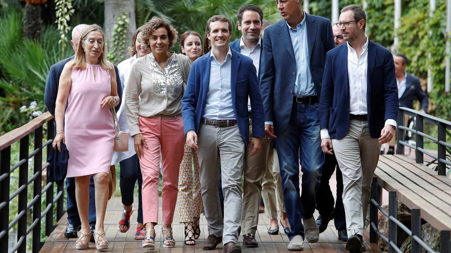 Pablo Casado, junto a su equipo en La Junta Directiva del PP en Barcelona.