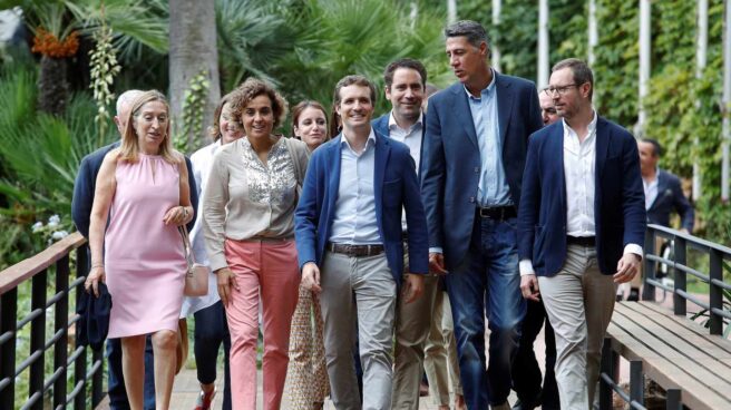 Pablo Casado, junto a su equipo en La Junta Directiva del PP en Barcelona.