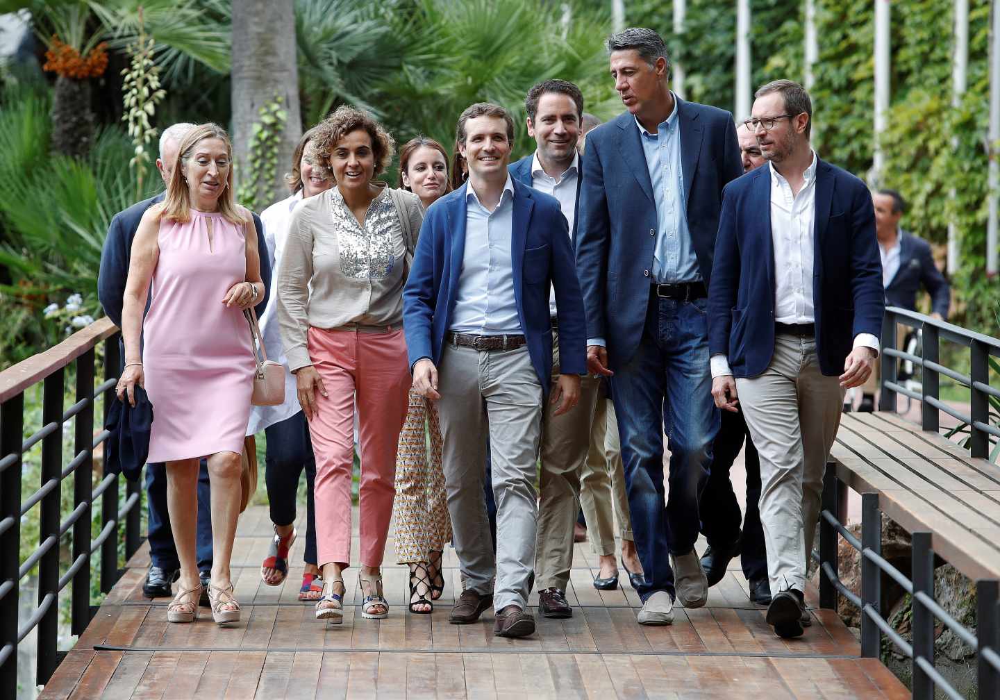 Pablo Casado, junto a su equipo en La Junta Directiva del PP en Barcelona.
