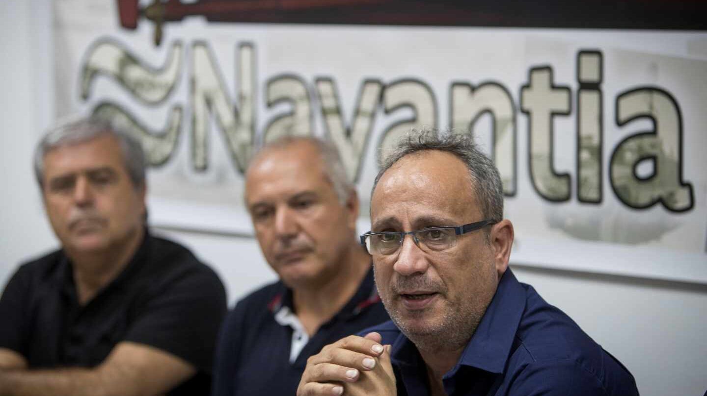 El presidente del comité de empresa del astillero de Navantia San Fernando, Jesús Peralta (d) en rueda de prensa en San Fernando (Cádiz)