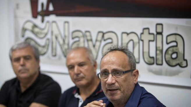 El presidente del comité de empresa del astillero de Navantia San Fernando, Jesús Peralta (d) en rueda de prensa en San Fernando (Cádiz)