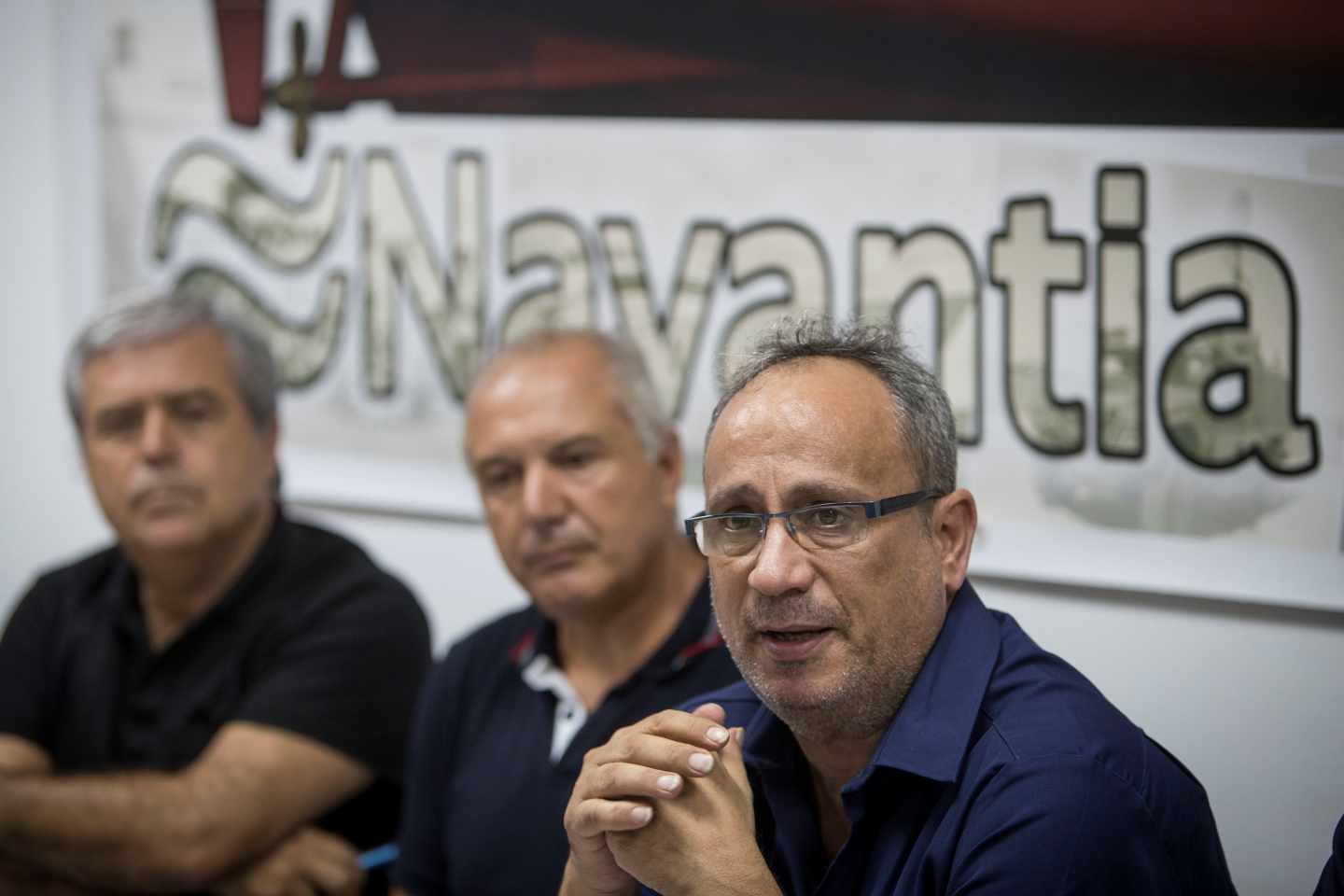 El presidente del comité de empresa del astillero de Navantia San Fernando, Jesús Peralta (d) en rueda de prensa en San Fernando (Cádiz)