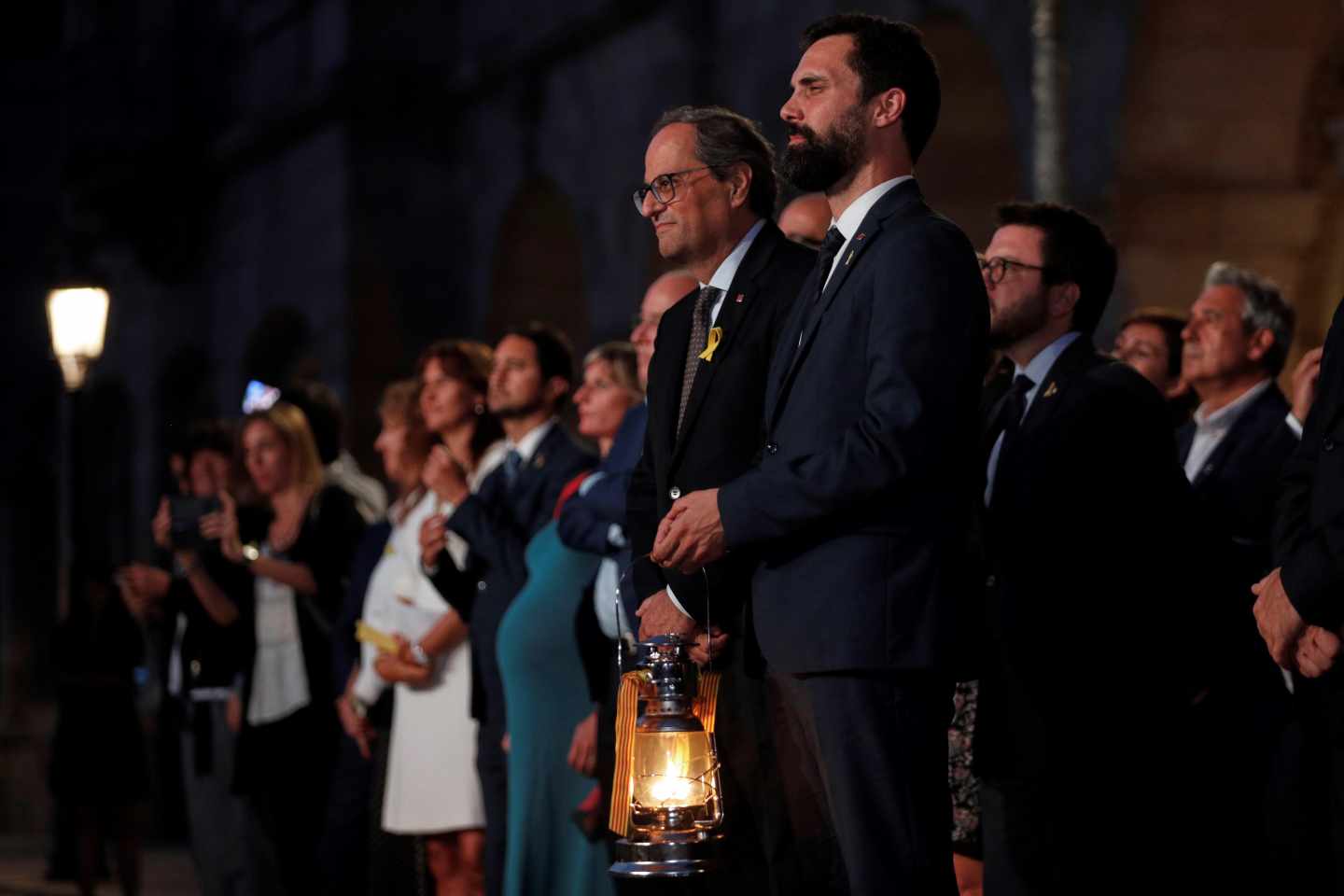 Diada: Torra y Torrent, con un farolillo con la Llama del Canigó.