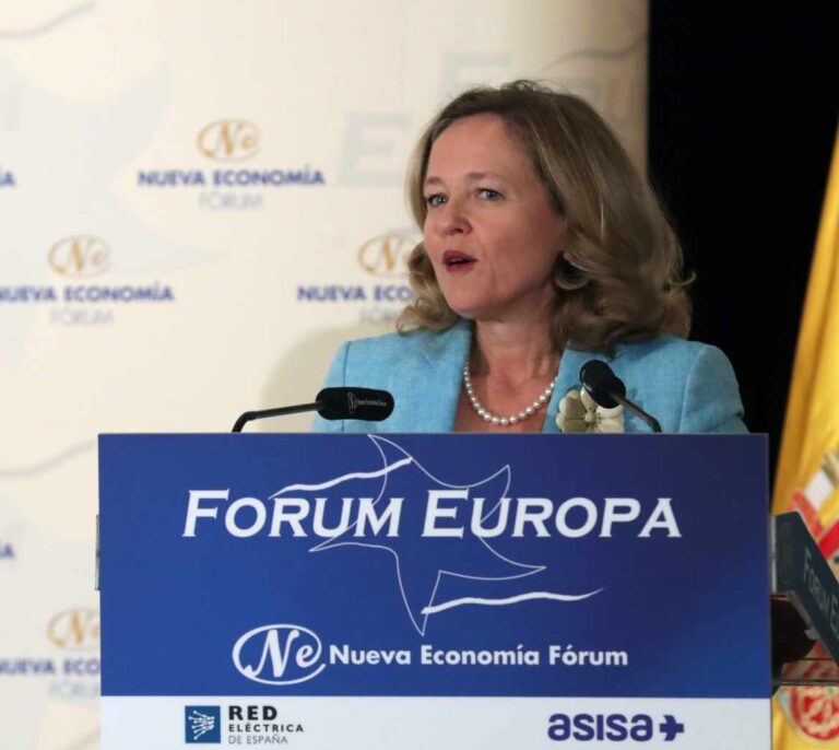 El lapsus de Calviño sobre Montón: "Su labor ha sido... está siendo extraordinaria"