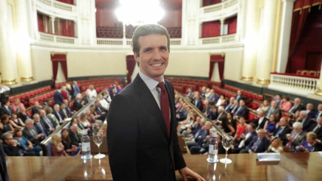 casado montón Casado antes de reunirse este martes con su Grupo en el Senado