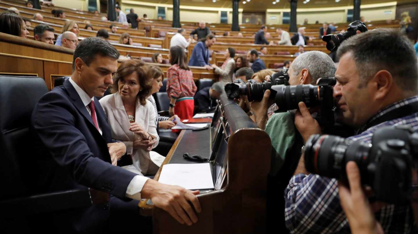 Pedro Sánchez y Carmen Calvo, en el Congreso.