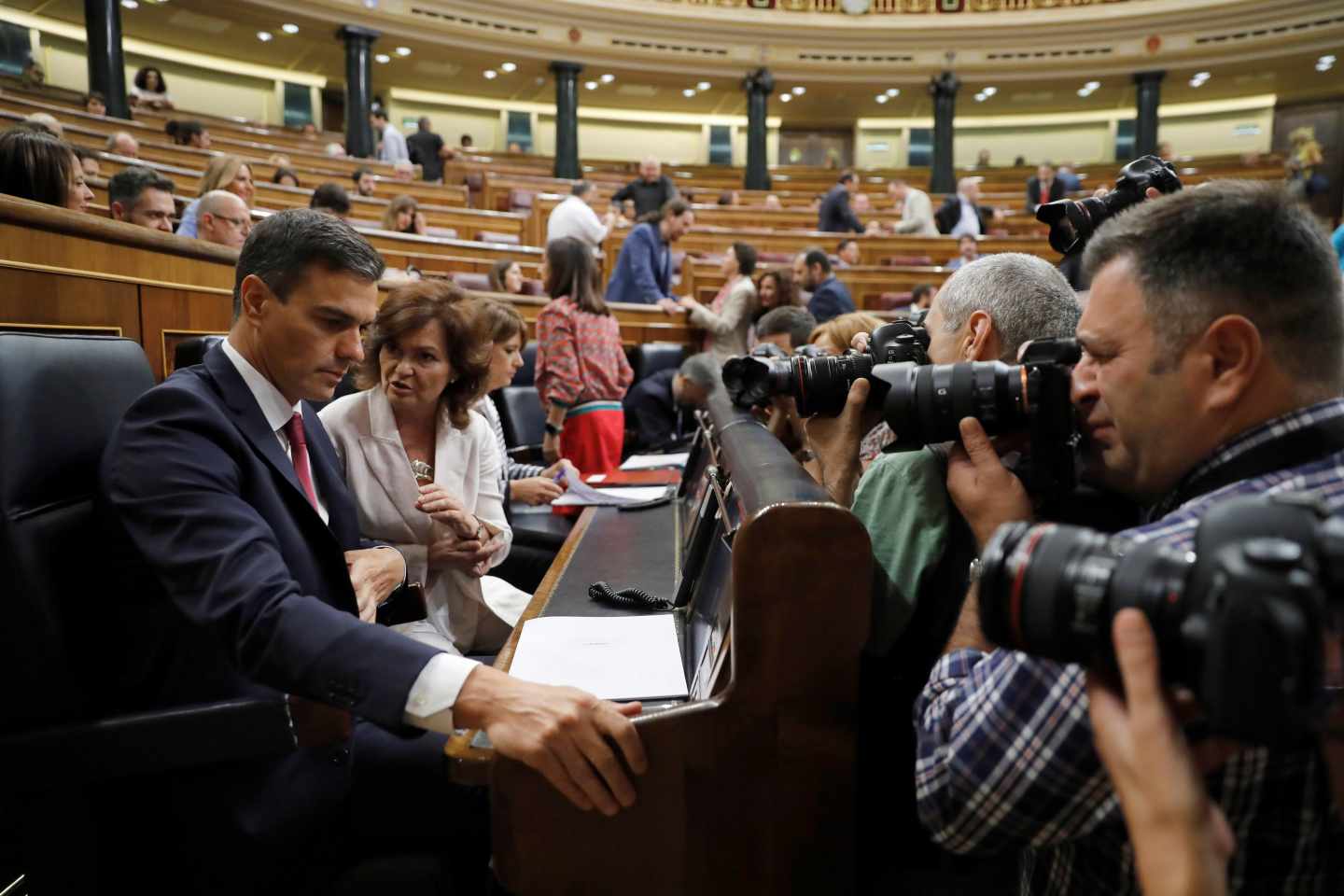 Pedro Sánchez y Carmen Calvo, en el Congreso.