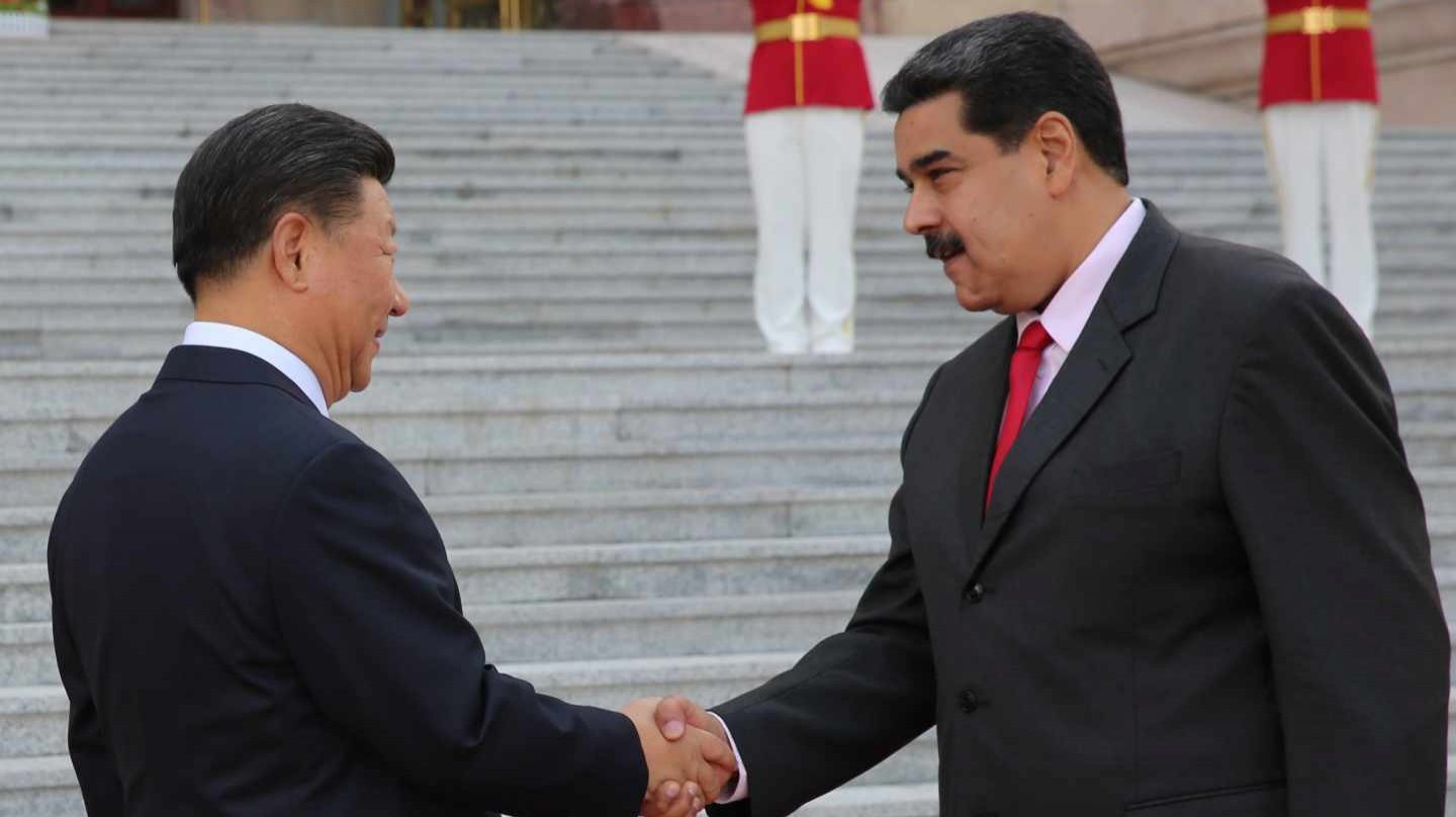 Nicolás Maduro saluda a su homólogo chino, Xi Jinping, en Pekín.
