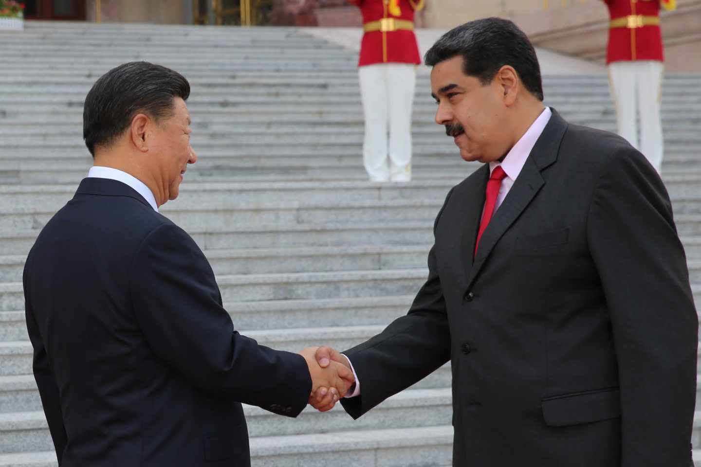 Nicolás Maduro saluda a su homólogo chino, Xi Jinping, en Pekín.