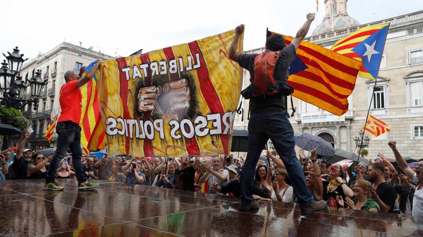 Independentistas boicotean en la plaza de Sant Jaume la manifestación a favor del castellano en Barcelona.