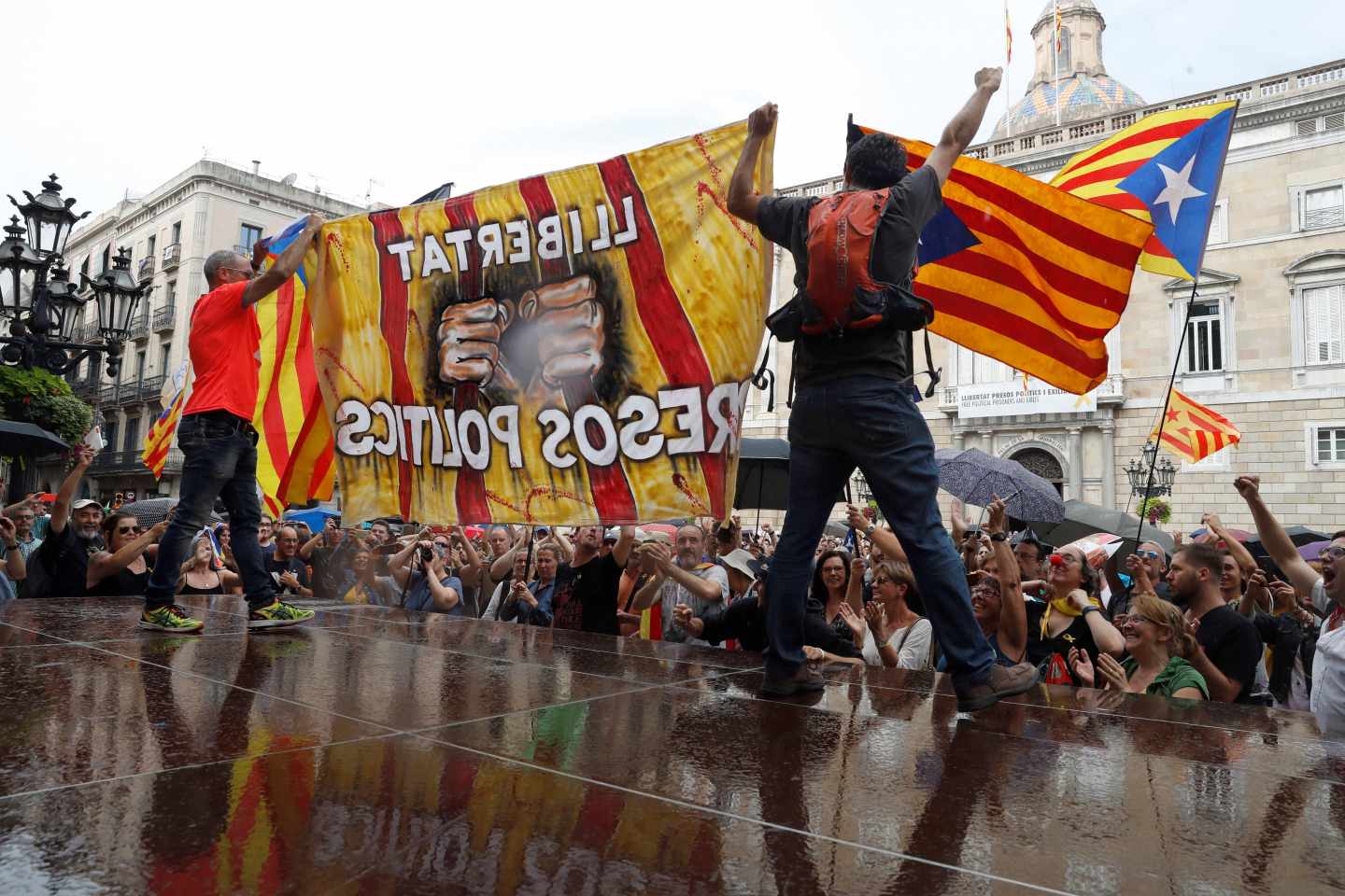 Independentistas boicotean en la plaza de Sant Jaume la manifestación a favor del castellano en Barcelona.