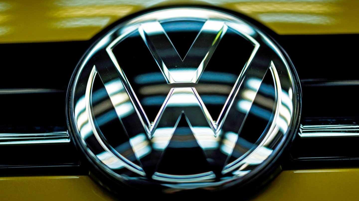 Bruselas investiga si Volkswagen, Daimler y BMW pactaron no competir en la reducción de emisiones.