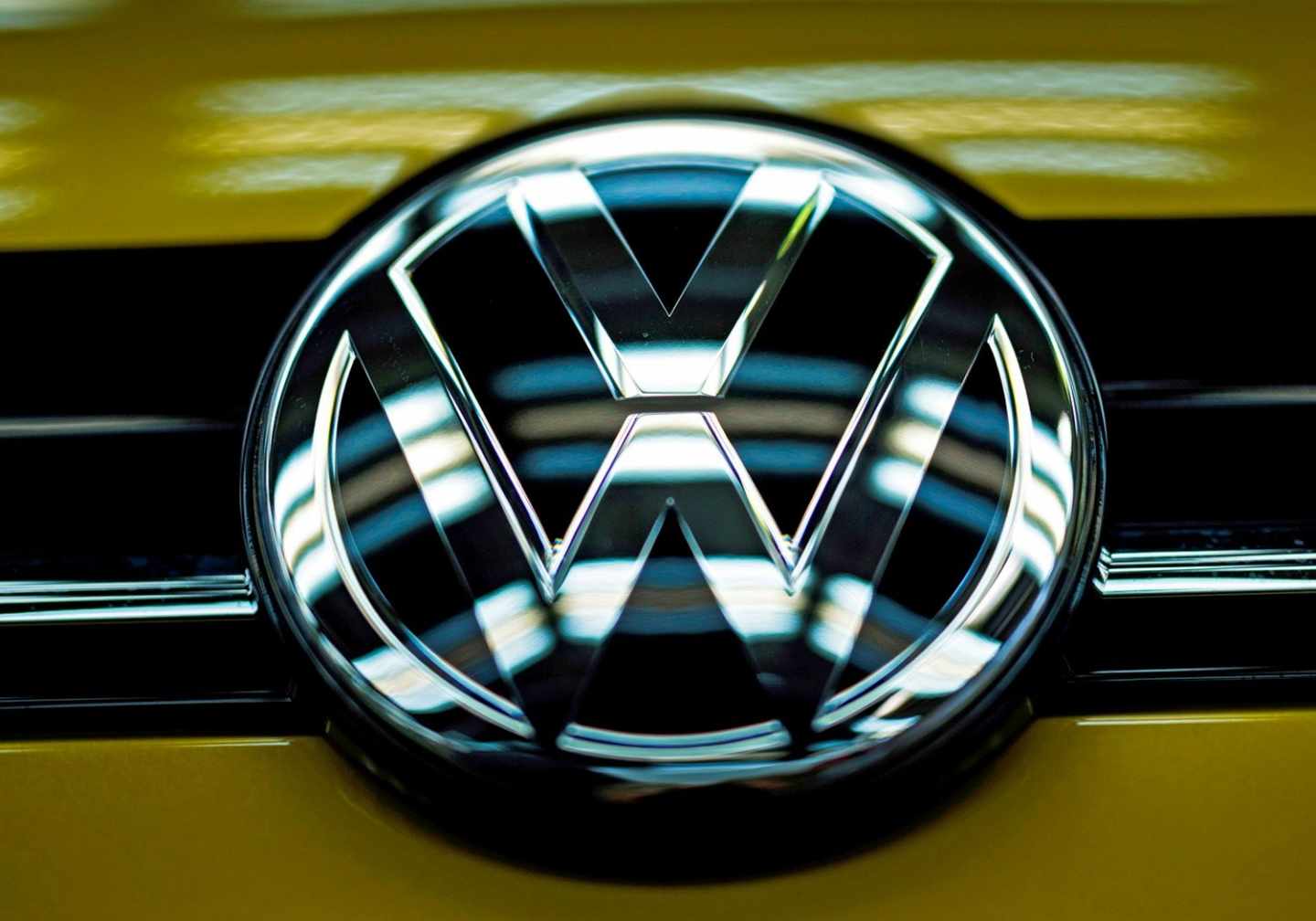 Bruselas investiga si Volkswagen, Daimler y BMW pactaron no competir en la reducción de emisiones.
