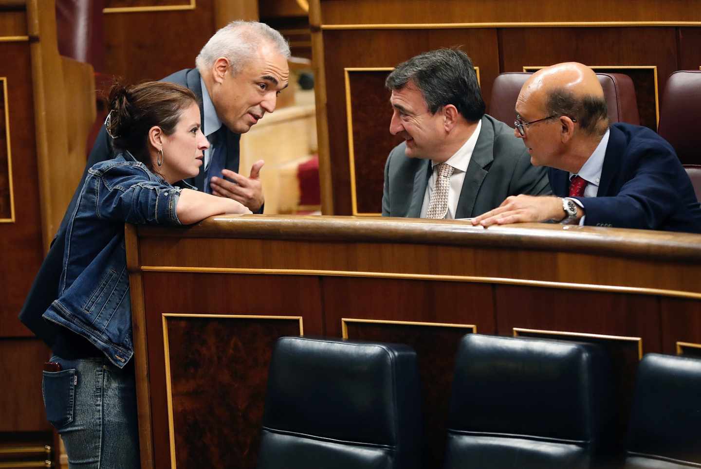 Lastra y Simancas hablan en el Congreso con Esteban y Legarda.