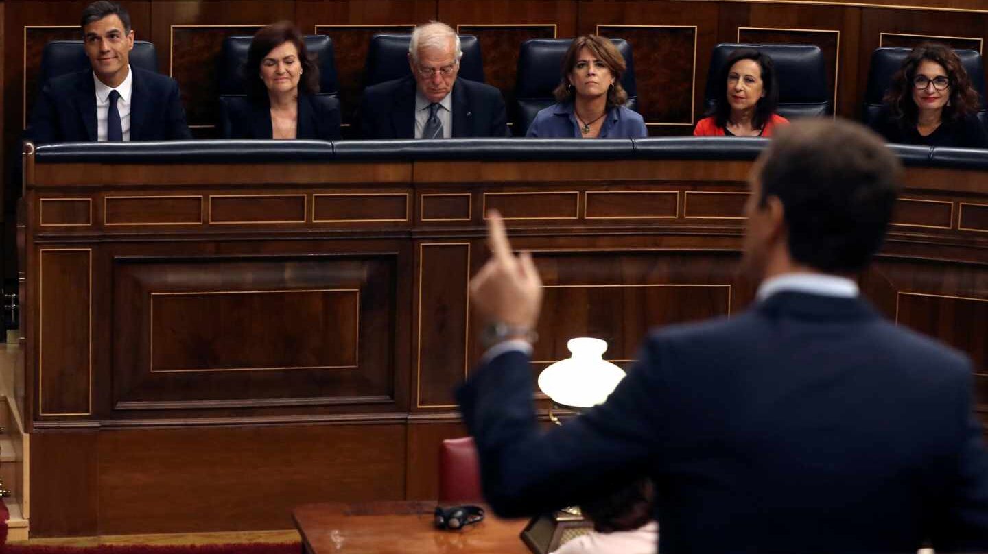 Pablo Casado se dirige a Pedro Sánchez desde el escaño.