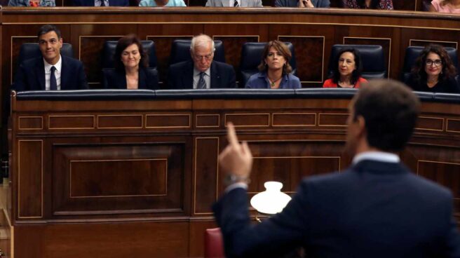 Pablo Casado se dirige a Pedro Sánchez desde el escaño.