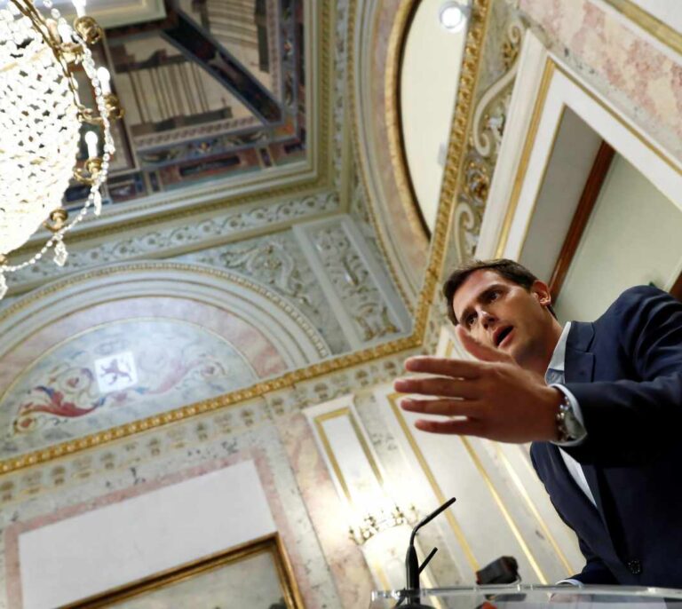 Rivera pide a Moncloa que muestre su informe sobre plagio en la tesis de Sánchez