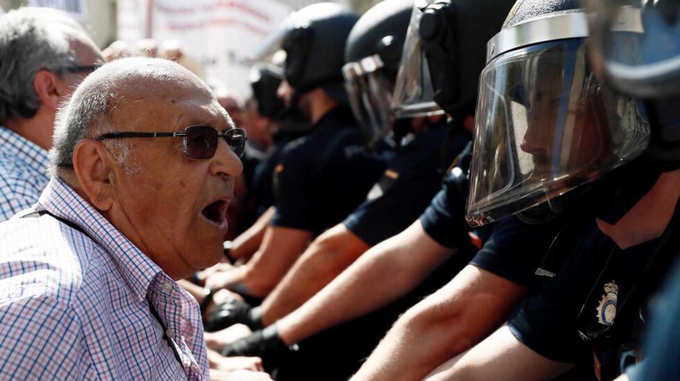 Protesta de pensionistas a las puertas del Congreso.