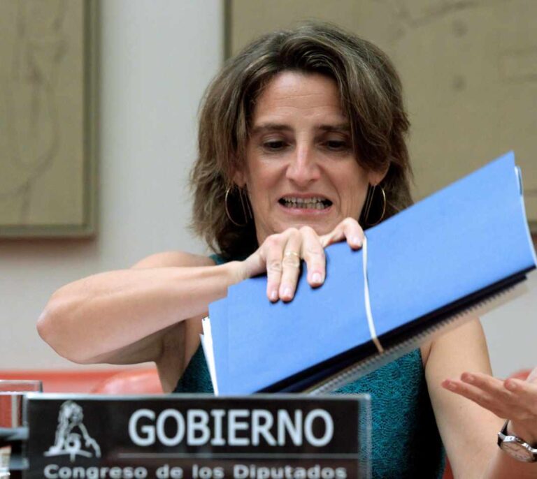 El Gobierno se enfrenta a las eléctricas y prohibirá captar clientes puerta a puerta