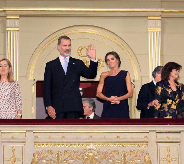 Àlex Ollé se disculpa por los lazos amarillos en la inauguración de la temporada en el Real