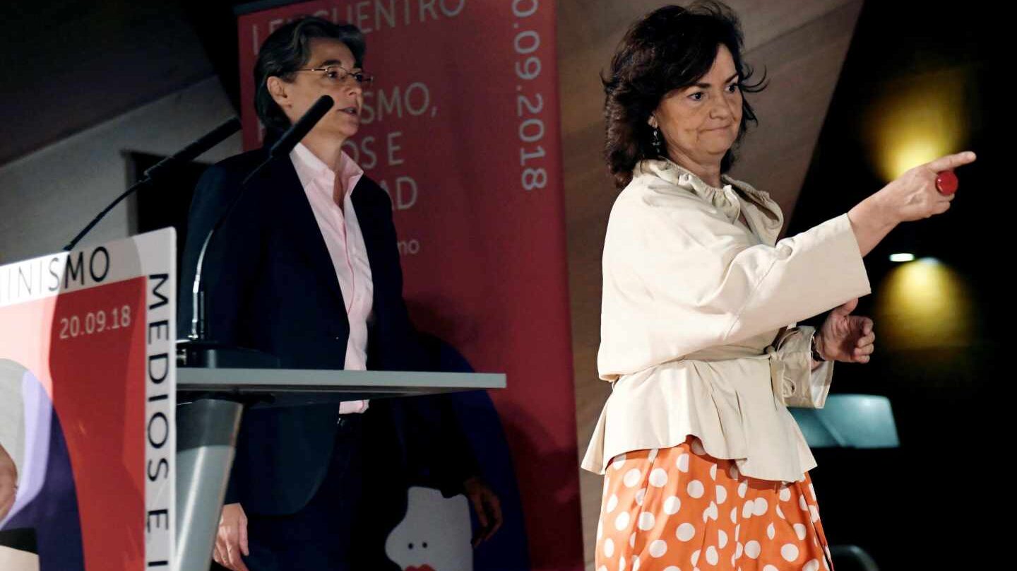 Carmen Calvo, seguida de Marta Higueras en un acto en Madrid.