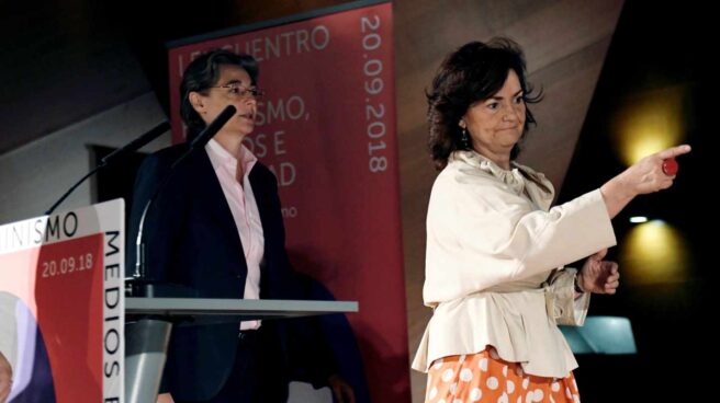 Carmen Calvo, seguida de Marta Higueras en un acto en Madrid.