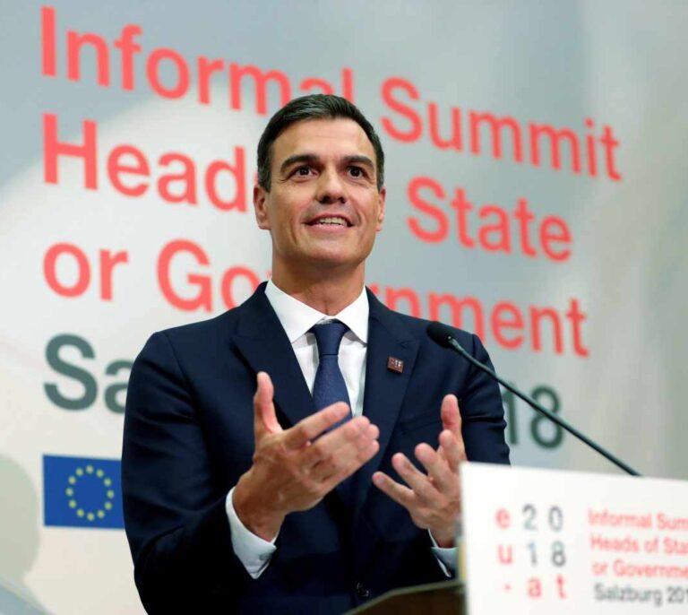 Sánchez se mostró dispuesto a comparecer para explicar su tesis