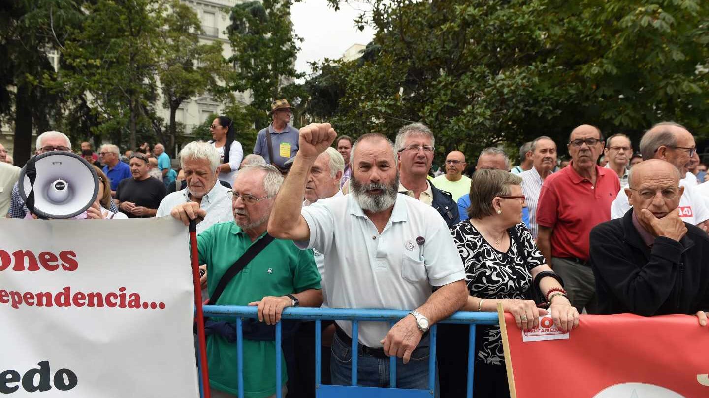 Un grupo de pensionistas corta el tráfico en las puertas del Congreso.