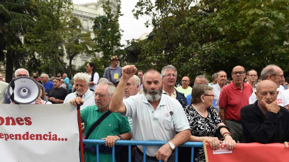 Un grupo de pensionistas corta el tráfico en las puertas del Congreso.