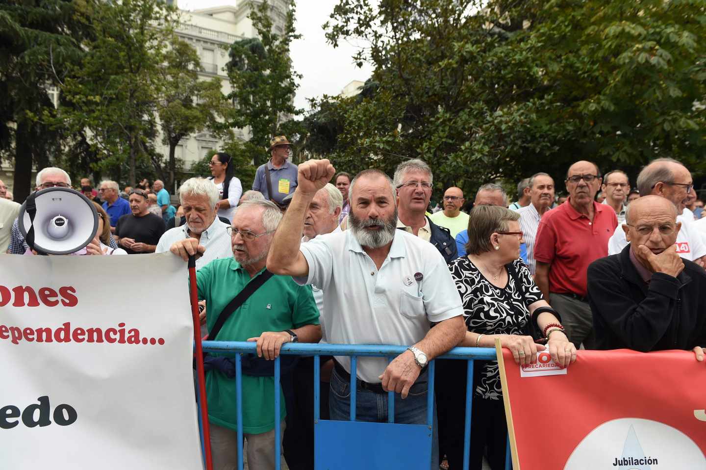 Un grupo de pensionistas corta el tráfico en las puertas del Congreso.