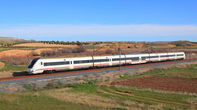 Un tren media distancia del modelo S-598. Un tren media distancia del modelo S-598.