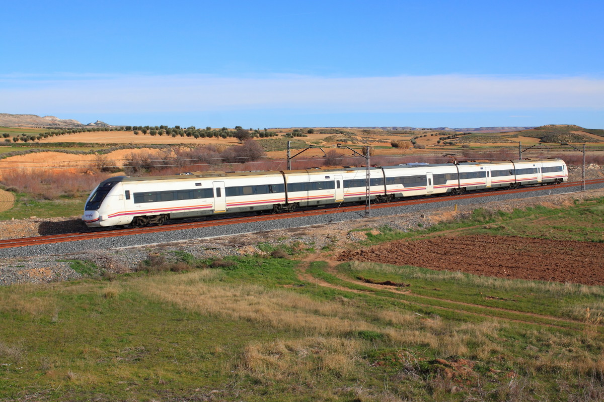 Un tren media distancia del modelo S-598.