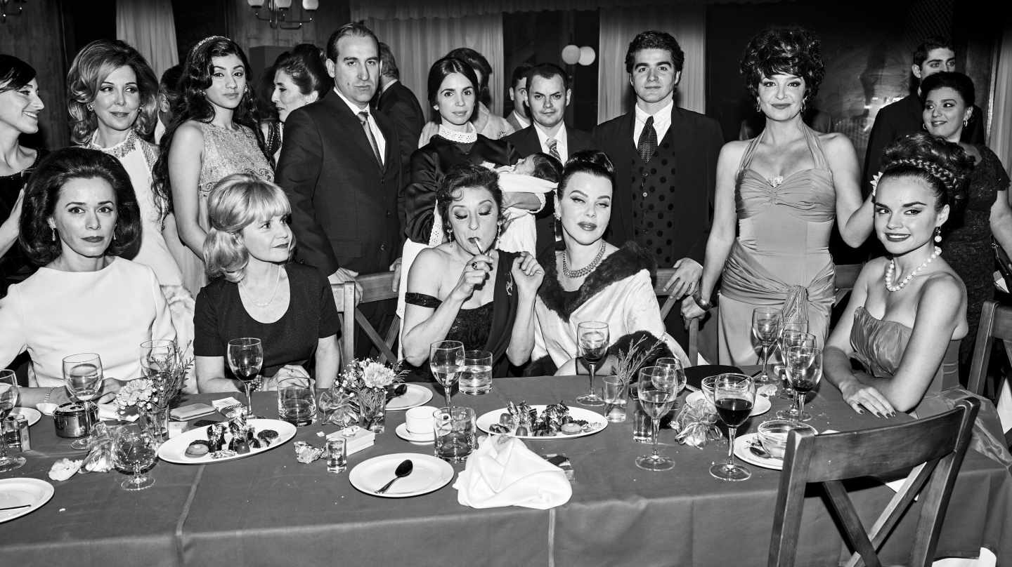 Fotograma de 'Arde Madrid' con los personajes de Lola Flores, Ava Gadner y Carmen Sevilla entre otros.