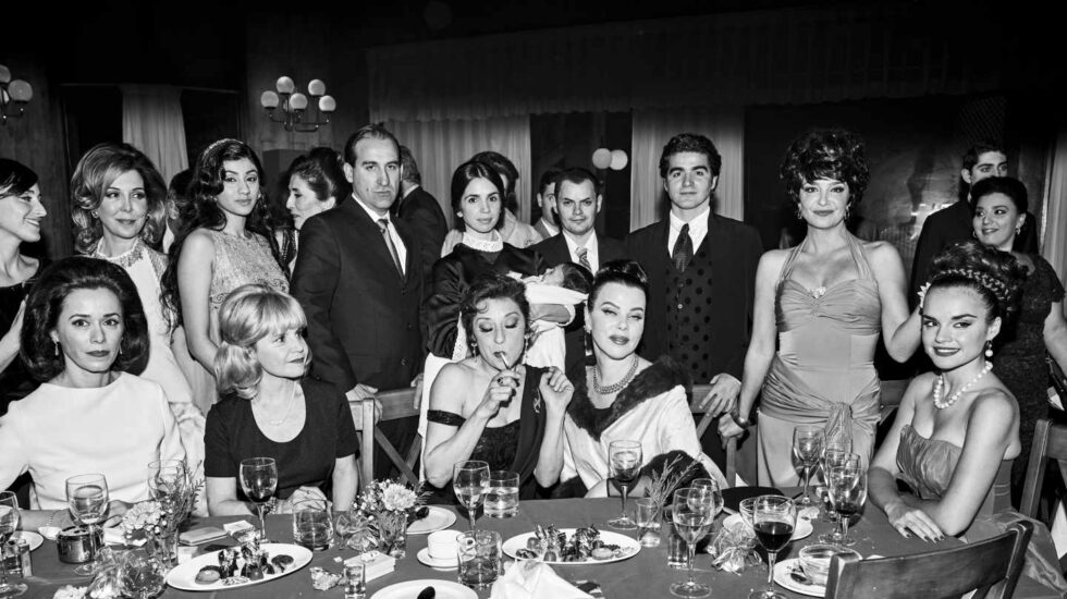 Fotograma de 'Arde Madrid' con los personajes de Lola Flores, Ava Gadner y Carmen Sevilla entre otros.