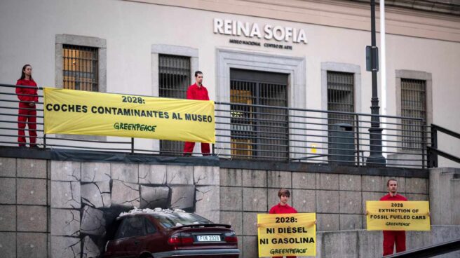 Greenpeace "estrella" un coche en el Reina Sofía para denunciar calentamiento