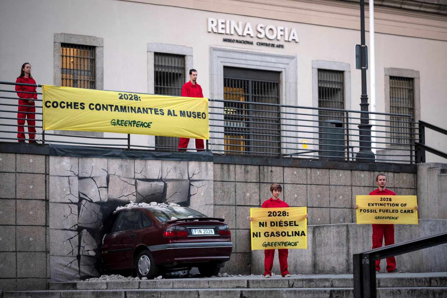 Acción de Greenpeace en la fachada del Museo Nacional Centro de Arte Reina Sofía