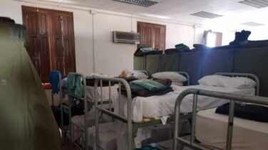 Realojados en habitaciones de tres los antidisturbios hacinados en literas en Cataluña