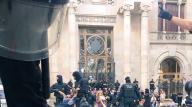 Los mossos desalojan al líder de la CUP del Tribunal Superior de Justicia de Cataluña