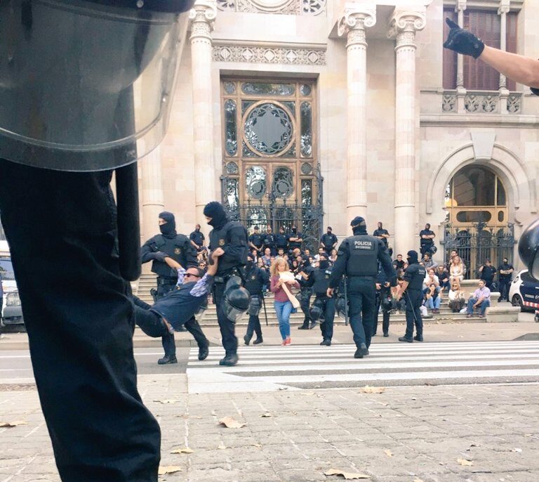 Los mossos desalojan al líder de la CUP del Tribunal Superior de Justicia de Cataluña
