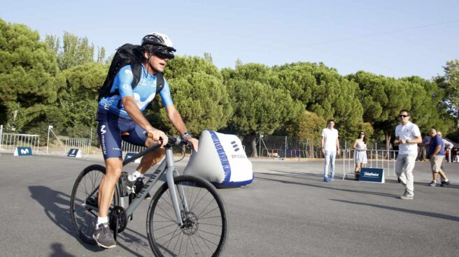 Perico con gafas de realidad virtual antes de la salida de La Vuelta, en Talavera de la Reina.