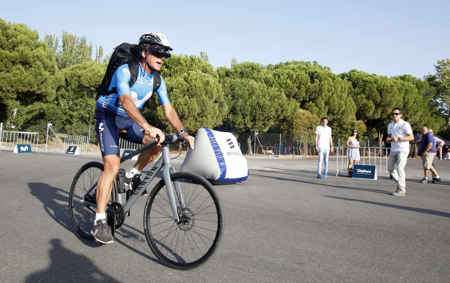 Perico con gafas de realidad virtual antes de la salida de La Vuelta, en Talavera de la Reina.