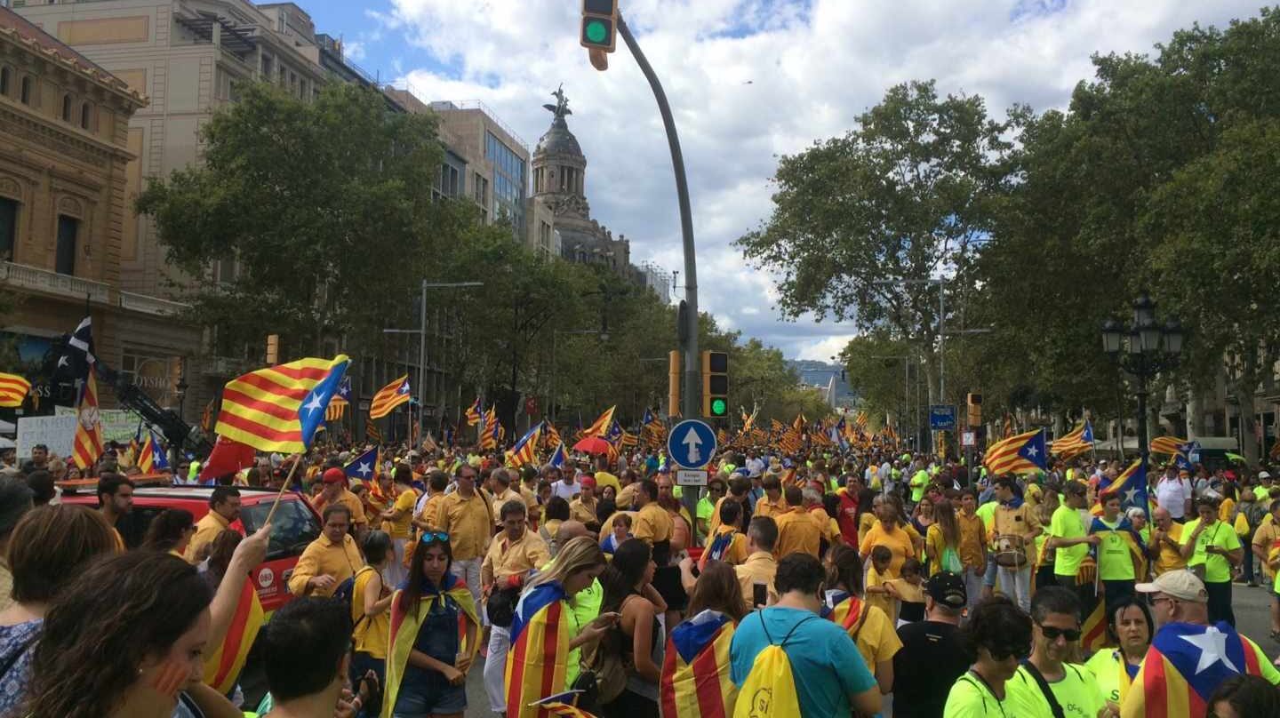 Manifestantes durante la Diada de 2017, en Barcelona.