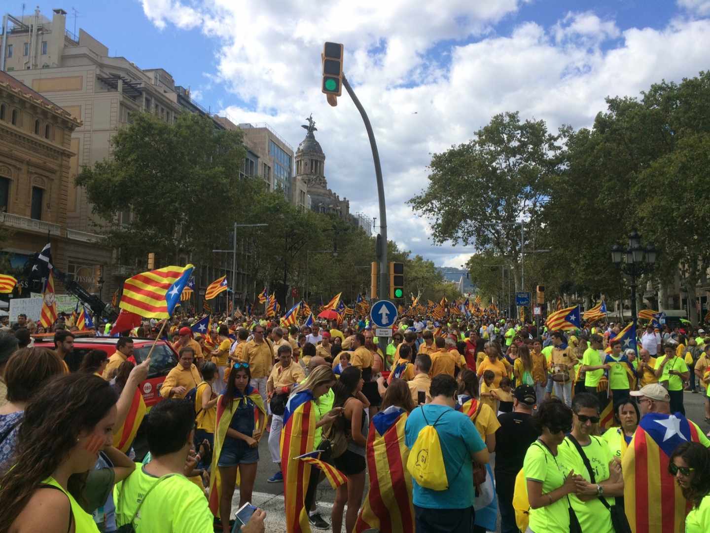 Manifestantes durante la Diada de 2017, en Barcelona.