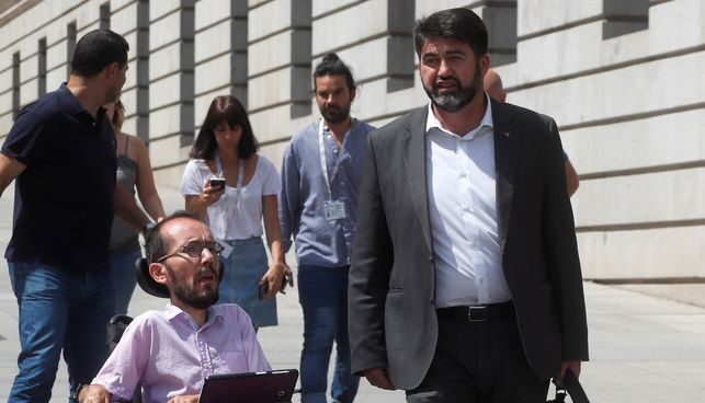 Pablo Echenique y Carlos Sánchez-Mato, en el Congreso. Pablo Echenique y Carlos Sánchez-Mato, en el Congreso.