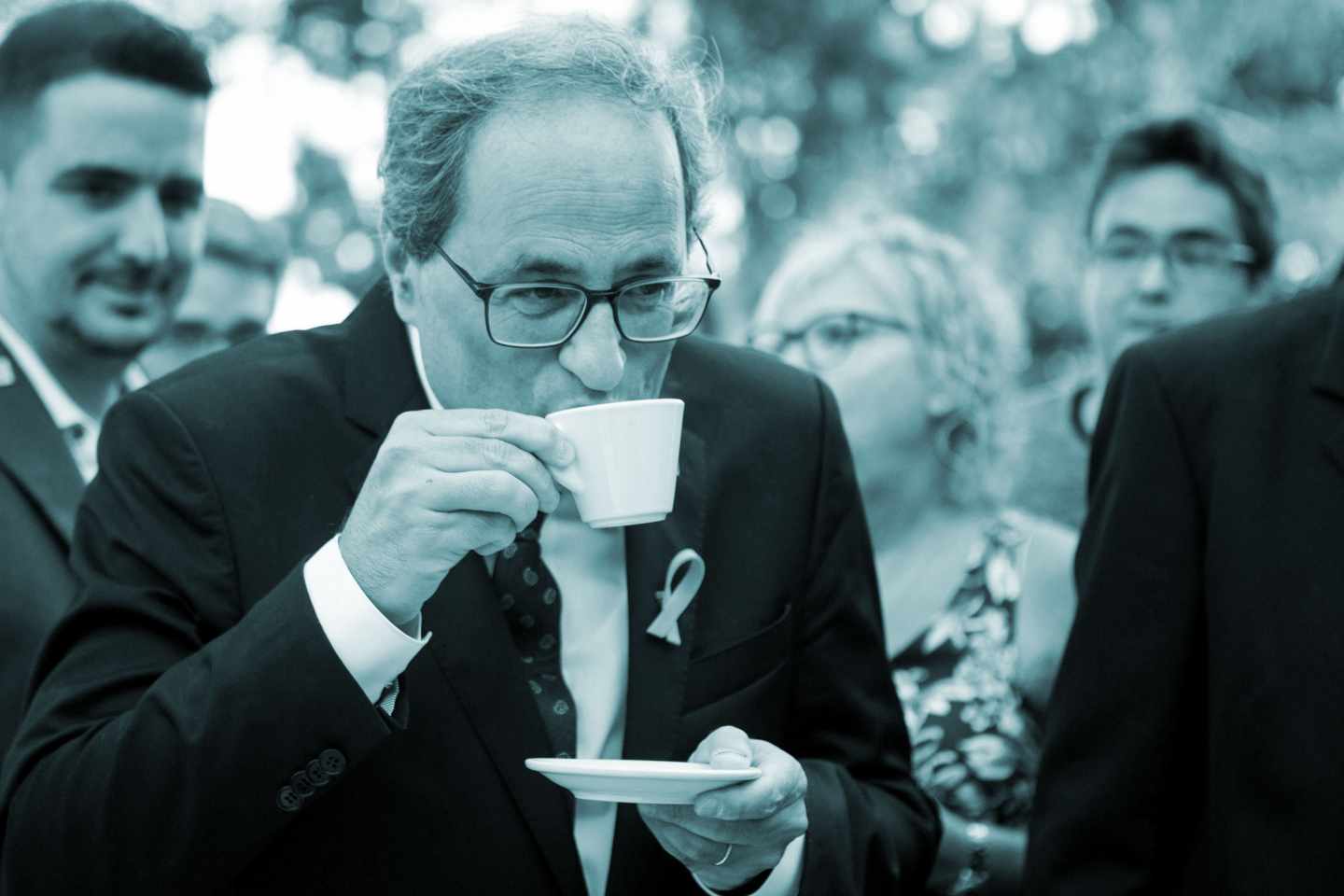 El presidente de la Generalitat, Quim Torra toma un café antes de realizar la ofrenda floral ante la tumba de Rafael Casanova.